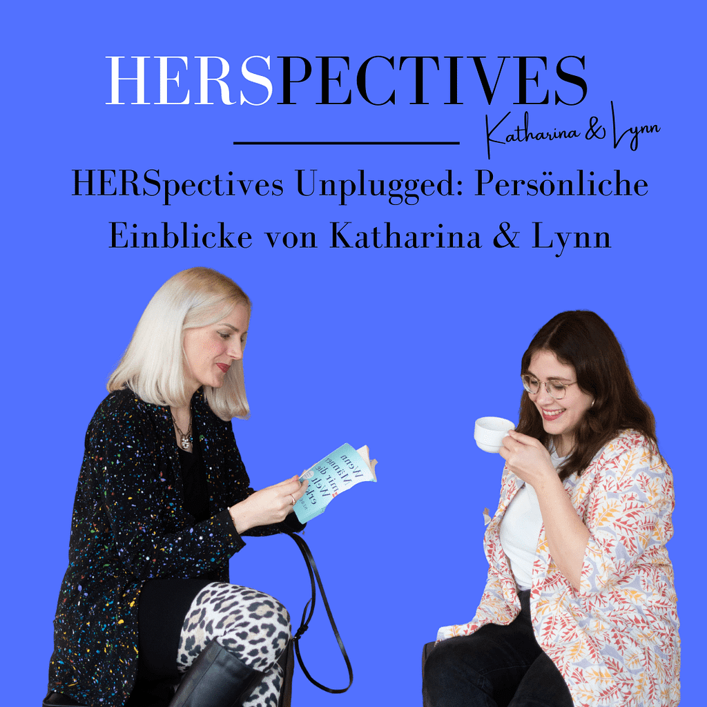 Kartharina und Lynn sitzen sich gegenüber. Katharina blättert in einem Buch und Lynn hält eine Tasse Kaffee in der Hand. Der Hintergrund ist in blau gehalten. Oben steht HERSpectivey by Katharina & Lynn HERSpectives Unplugged: Persönliche Einblicke von Katharina & Lynn