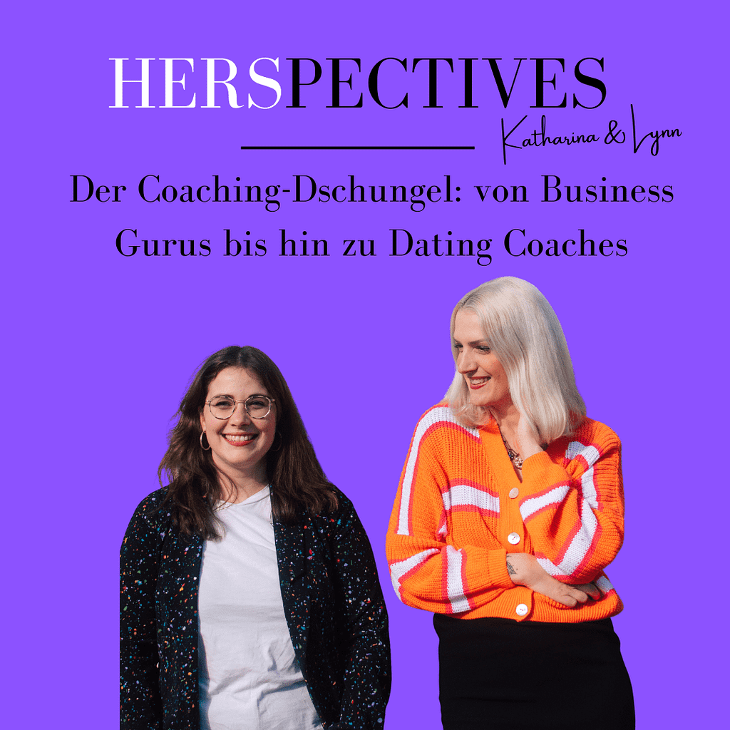 Lynn und Katharina stehen nebeneinander. Der Hintergrund ist in lila gehalten. Darüber steht HERSpectives by Katharina & Lynn Der Coaching-Dschungel: von Business Gurus bis hin zu Dating Coaches