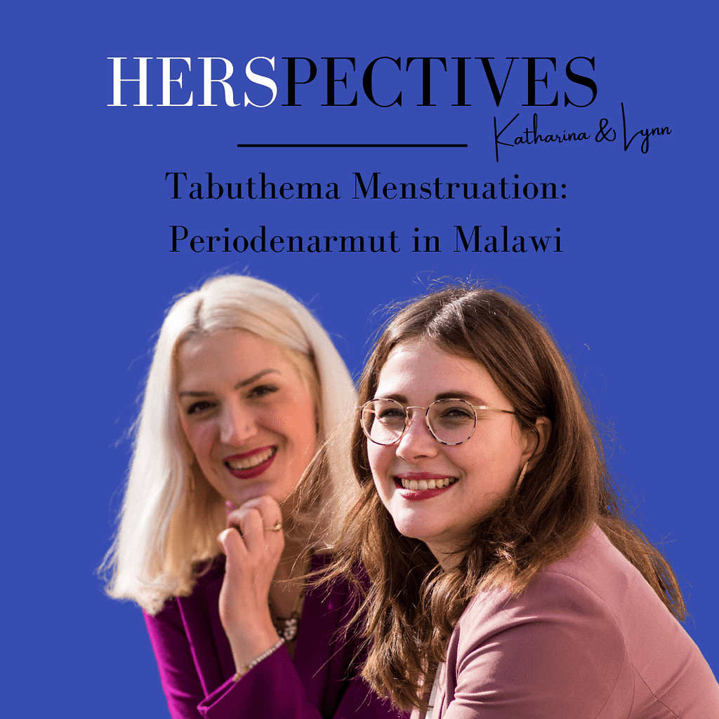 Lynn und Katharina lehnen auf einem Geländer und schauen in die Kamera. Der Hintergrund ist dunkelblau. Oben steht HERSpectives by Katharina & Lynn Tabuthema Menstruation: Periodenarmut in Malawi
