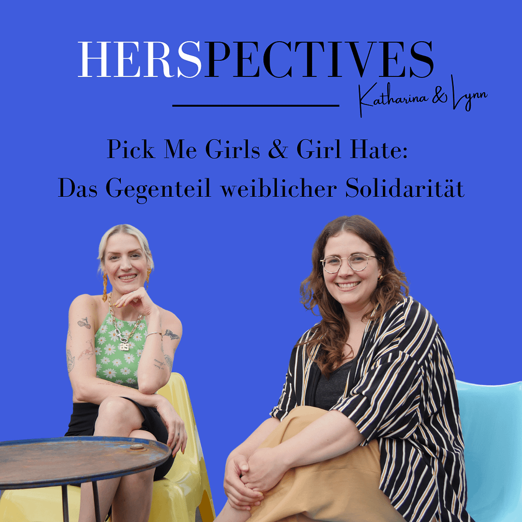 Der Hintergrund des Quadrats ist blau. Darauf steht "HERSPECTIVED - Pick Me Girls & Girls Hate: Das Gegenteil weiblicher Solidarität". Katharina und Lynn sind auf dem Foto ebenfalls zu sehen. Sie sitzen auf Plastikstühlen, haben die Beine überschlagen und lächeln in die Kamera.