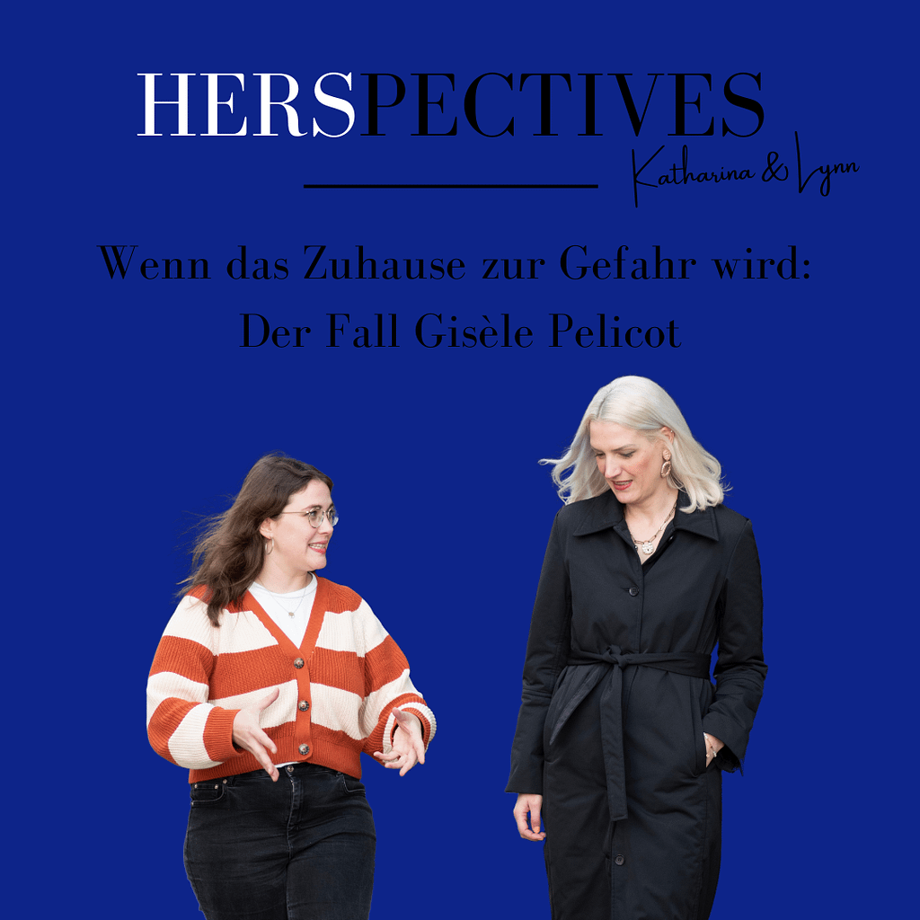Auf einem dunkelblauen Hintergrund steht HERSPECTIVES, das HERS in weiß und die restliche Schrift in schwarz, Katharina & Lynn, sowie der Titel der Podcastfolge Wenn das Zuhause zur Gefahr wird: Der Fall Gisèle Pelicot. In der untern Hälfte sieht man Lynn und Katharina im Gespräch vertieft. Lynn gestikuliert und trägt eine orange-beige gestreifte Strickjacke. Katharina hat einen schwarzen Mantel an.