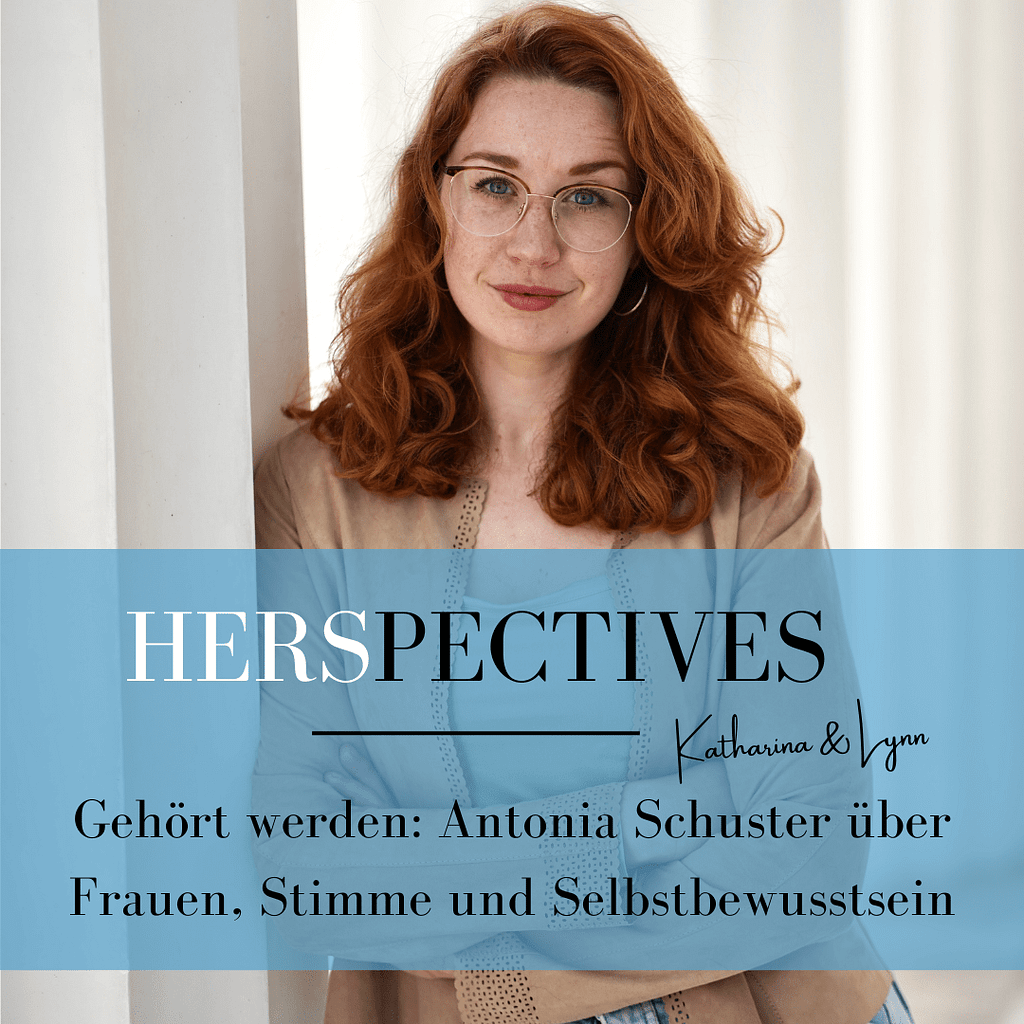 Antonia Schuster blickt direkt in die Kamera. Sie trägt ihre roten Haare offen und gelockt. Im unteren Drittel ist ein transparenter Banner drüber gelegt, auf welchem der Podcasttitel "Gehört werden: Antonia Schuster über Frauen, Stimme und Selbstbewusstsein" in schwarzer Schrift steht.