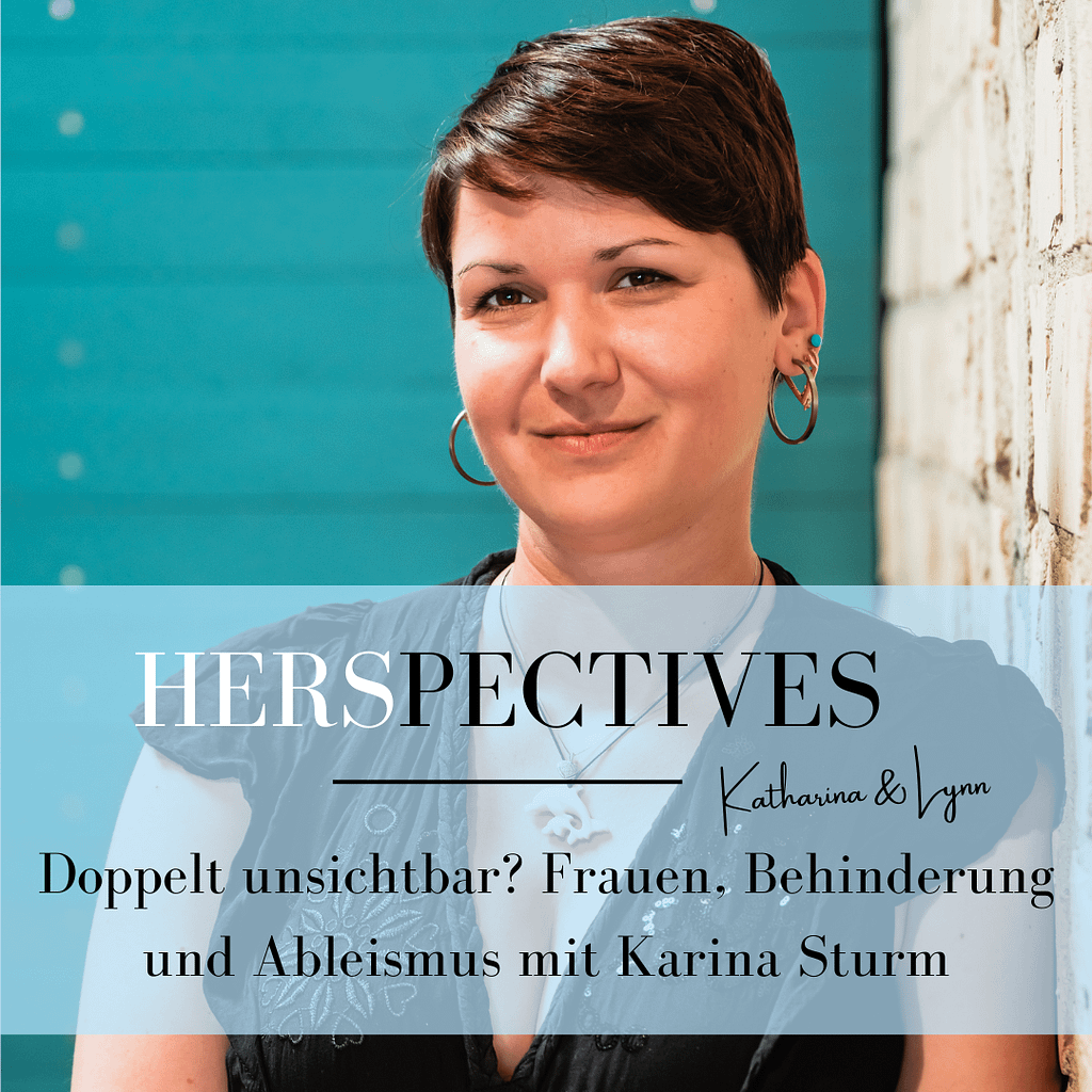 Karina Sturm blickt direkt in die Kamera. Ihre braunen Haare trägt sie als Kurzhaarfrisur, sie hat große Ohrringe an und ein schwarzes Oberteil. Im unteren Drittel ist ein transparenter Banner drüber gelegt, auf welchem der Podcasttitel "Doppelt unsichtbar? Frauen, Behinderung und Ableismus mit Karina Sturm" in schwarzer Schrift steht.