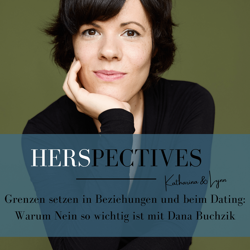 Dana Buchzik stützt ihr Gesicht mit ihrer Rechten Hand und blickt in die Kamera. Ihre schwarzen Haare trägt sie kurz. Sie hat ein schwarzes Langarmshirt an. Im unteren Drittel des Bildes ist ein Banner zu sehen. Er ist transparent und darauf steht "HERSPECTIVES. Katharina & Lynn. Grenzen setzen in Beziehungen und beim Dating: Warum Nein so wichtig ist mit Dana Buchzik."