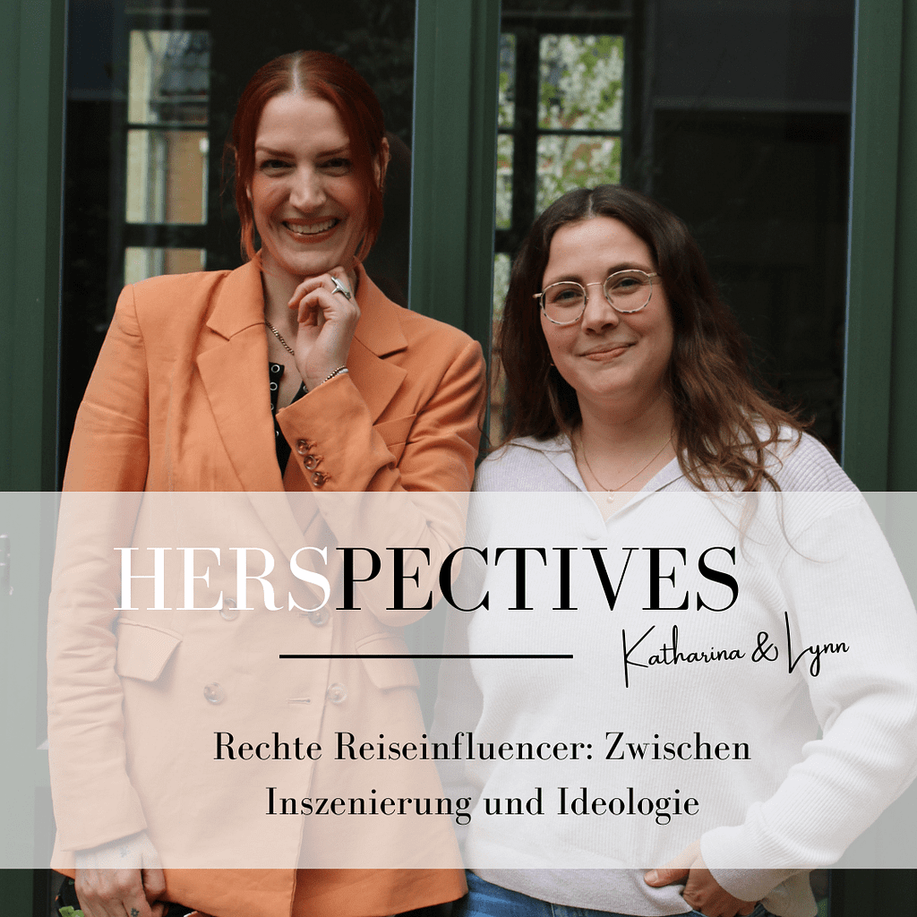 Zwei Frauen stehen vor einem Fenster, eine trägt ein orangefarbenes Sakko, die andere einen weißen Pullover, davor Text mit dem Titel 'HERSPECTIVES Katharina & Lynn Rechte Reiseinfluencer Zwischen Inszenierung und Ideologie'